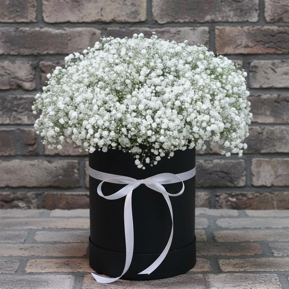 Цветочная композиция из Гипсофила в шляпной коробке в Кожино