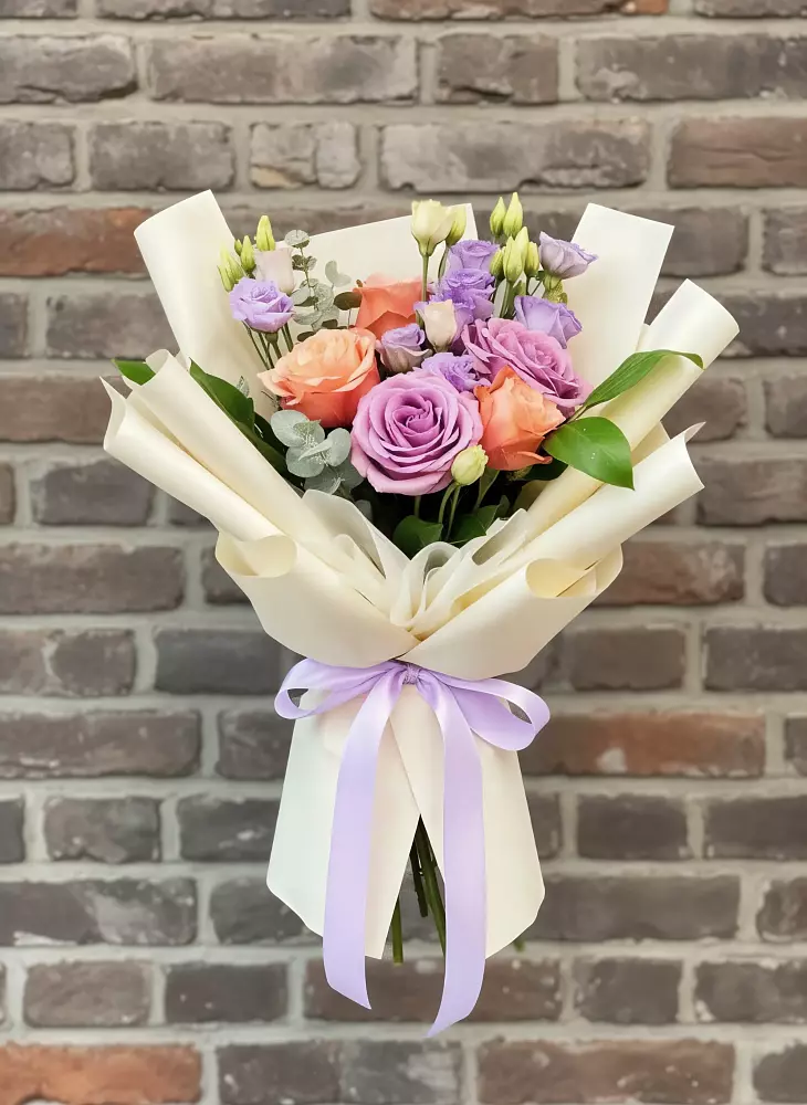 Букет цветов из: Лизиантусы и Розы в Кожино