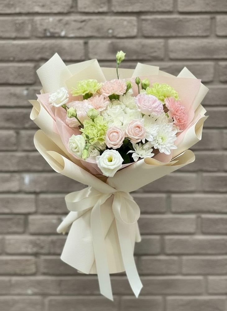 Букет цветов из: Гвоздики, Розы, Лизиантусы и Хризантемы в Кожино