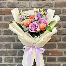 Букет цветов из:  Лизиантусы и Розы в Кожино