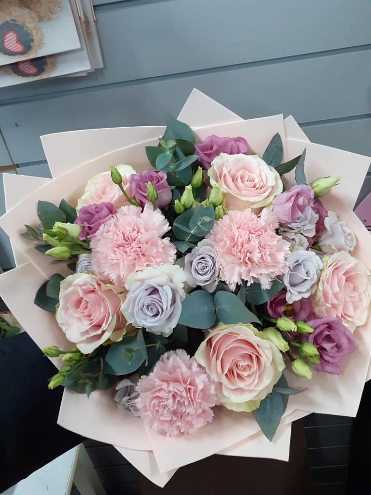 Букет цветов из: Розы, Гвоздики и Лизиантусы в Кожино