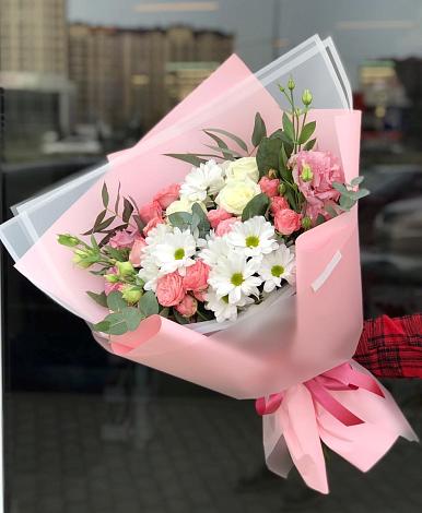 Букет цветов из: Розы, Лизиантусы и Хризантемы в Кожино